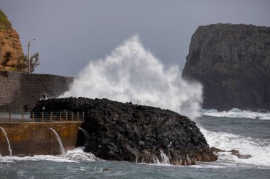 Fırtınalı dalgalar Portekiz 'in Atlantik kıyısındaki Madeira adasında kayalara çarpıyor..