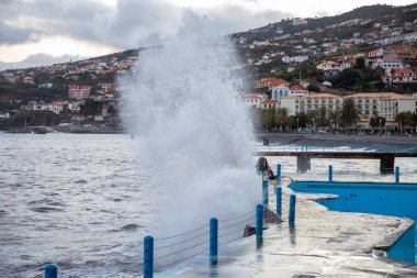 Fırtınalı dalgalar Portekiz 'in Atlantik kıyısındaki Madeira adasında kayalara çarpıyor..