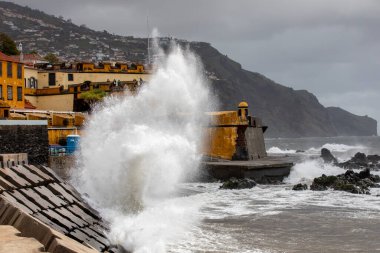 Fırtınalı dalgalar Portekiz 'in Atlantik kıyısındaki Madeira adasında kayalara çarpıyor..