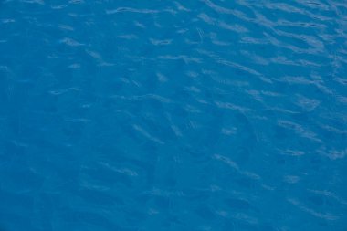 Güneşli bir günde mavi su yüzeyi.