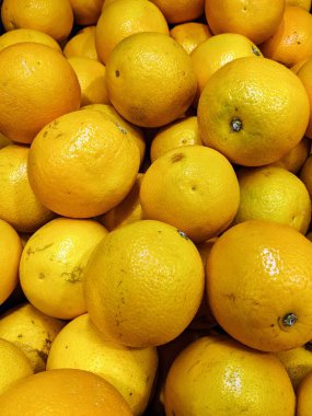 Süpermarkette portakal ve limon yığınına yakın çekim