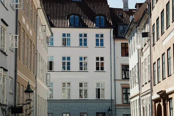 Eine Enge Stadtstraße Mit Gebäuden Hintergrund — Stockfoto