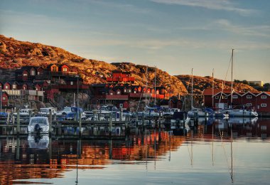 Gökyüzüne karşı binaların deniz manzarası