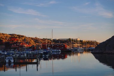 Akşamları limandaki küçük şehirde gemiler. 