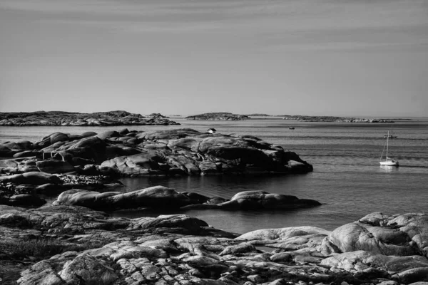 夏天在开阔的大海旁边的一个岩石海滩 — 图库照片