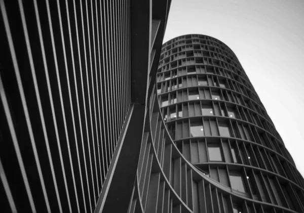 Tiefer Blick Auf Futuristisches Gebäude Gegen Den Himmel — Stockfoto