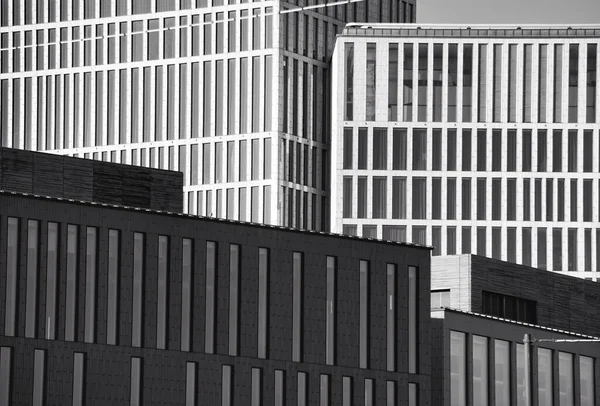 Πλήρες Πλαίσιο Των Σύγχρονων Κτιρίων Μαύρο Και Άσπρο — Φωτογραφία Αρχείου