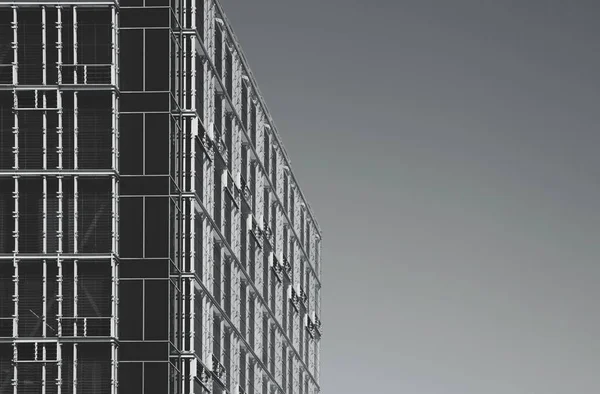 Χαμηλή Γωνιακή Άποψη Του Σύγχρονου Κτιρίου Μαύρο Και Άσπρο — Φωτογραφία Αρχείου