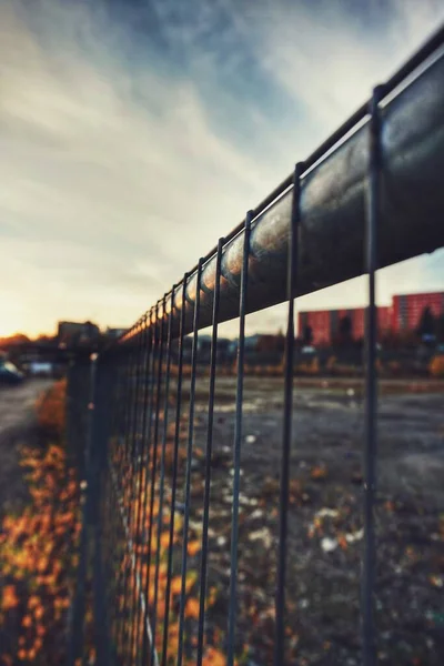 日没時の空に対する金属製のフェンスの閉鎖 — ストック写真
