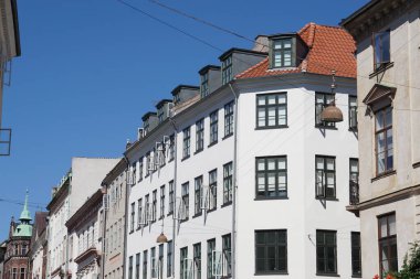 Gökyüzüne karşı eski binaların alçak açılı görüntüsü 