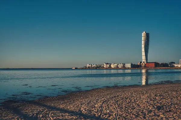 背の高い建物を背景にした海の風景 — ストック写真
