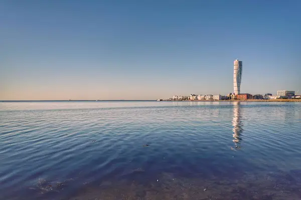 Мальовничий Вид Море Високою Будівлею Задньому Плані — стокове фото