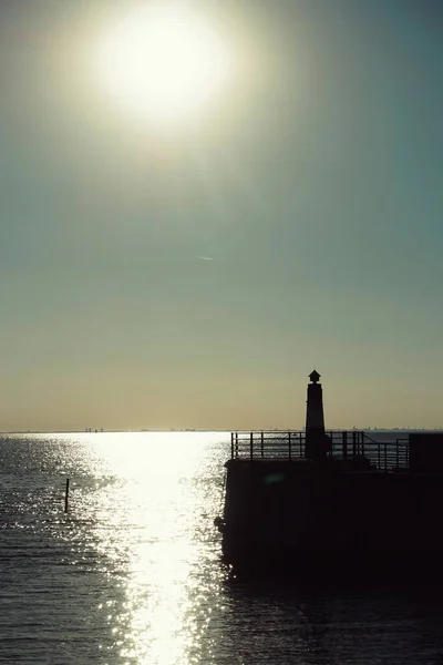 日没時に港の灯台 — ストック写真