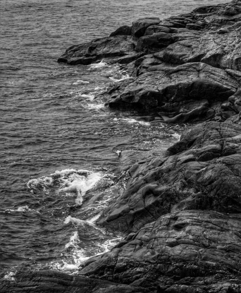 在水体旁边的岩石海滩 — 图库照片