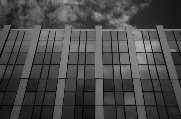 Vista Baixo Ângulo Edifício Moderno Preto Branco — Fotografia de Stock