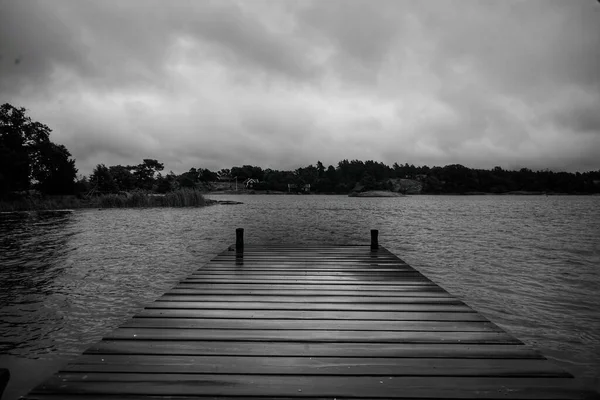 黒と白の群島の木製の桟橋 — ストック写真