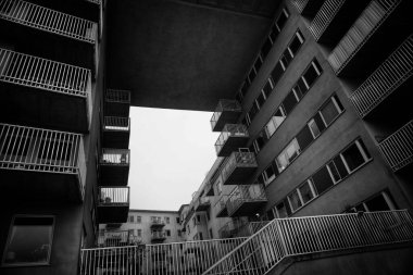 Gökyüzüne karşı binaların alçak açılı görüntüsü