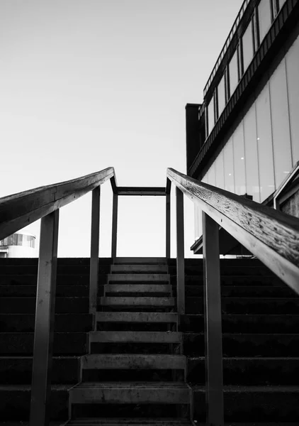 Niedrige Sicht Der Treppe Gegen Klaren Himmel — Stockfoto