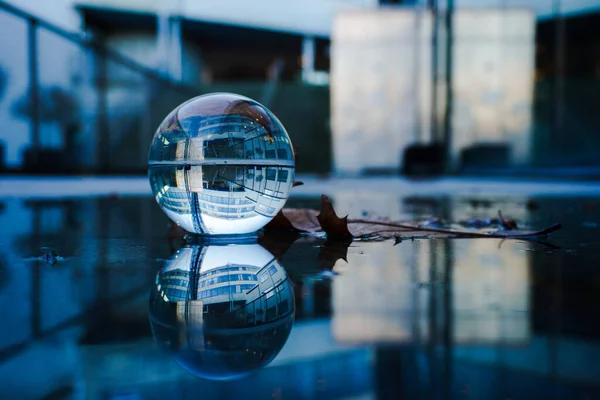Крупним Планом Кришталева Куля Відображенням Склі — стокове фото
