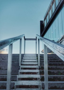 Temiz gökyüzüne karşı alçak açılı merdiven görüntüsü