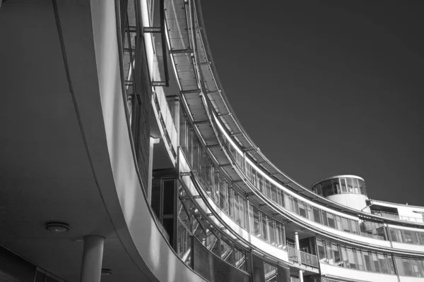 Niedrige Sicht Auf Modernes Gebäude Bei Klarem Himmel — Stockfoto