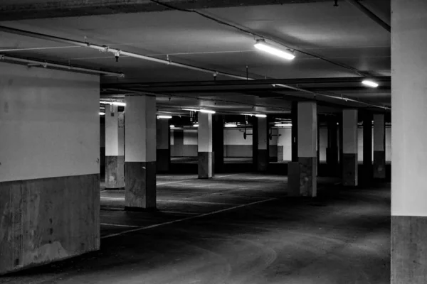 Interior Del Edificio Aparcamiento Vacío Blanco Negro —  Fotos de Stock