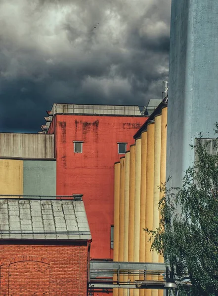 曇りの空に対する工業ビルの低角度ビュー — ストック写真