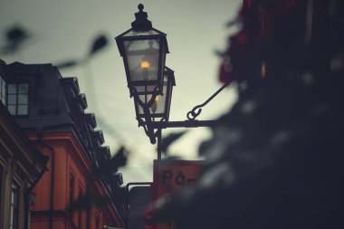 Binadaki sokak lambalarının düşük açılı görüntüsü 