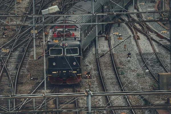 Ein Zug Auf Einem Stahlgleis Der Stadt — Stockfoto