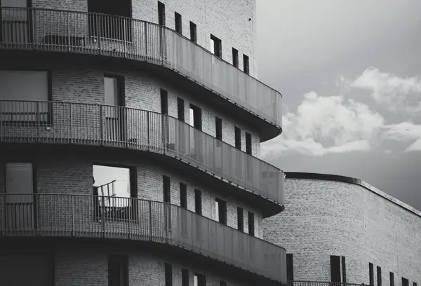 Χαμηλή Γωνιακή Άποψη Του Σύγχρονου Κτιρίου Μαύρο Και Άσπρο — Φωτογραφία Αρχείου