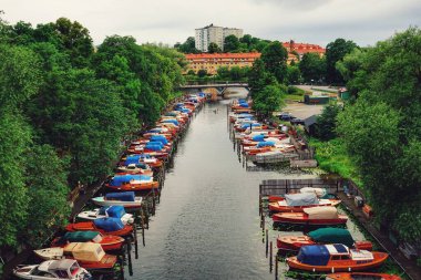 Yaz boyunca marinada tekneler. 
