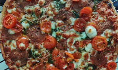 Büyük boy pepperonili pizzaya yaklaş.