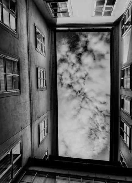 Vista Bajo Ángulo Del Edificio Contra Cielo Nublado —  Fotos de Stock