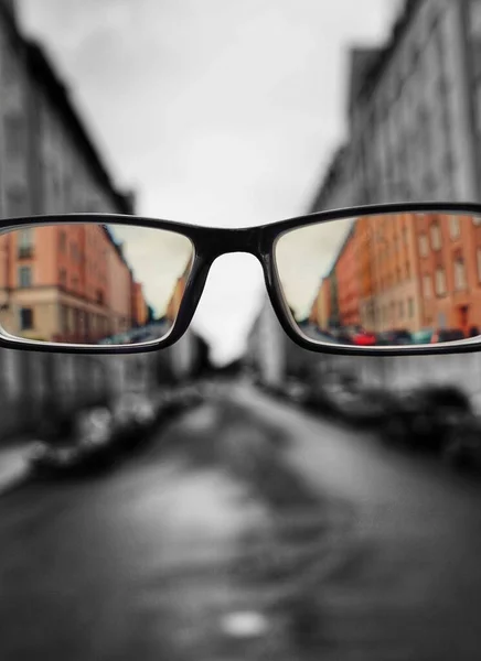 Egy Közeli Szemüveg Ellen City Street — Stock Fotó