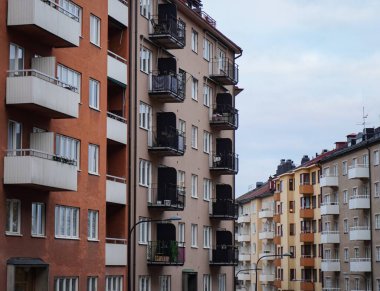 Gökyüzüne karşı binaların alçak açılı görüntüsü