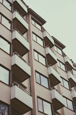 Binanın açık gökyüzü karşı düşük açılı görünüş