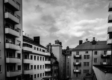 Gökyüzüne karşı binaların alçak açılı görüntüsü