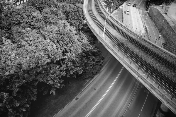 公路上铁路桥的高角度视图 — 图库照片