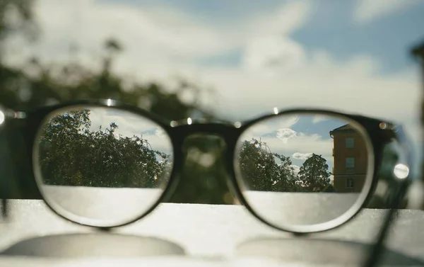 Großaufnahme Von Gläsern Auf Tisch Freien — Stockfoto