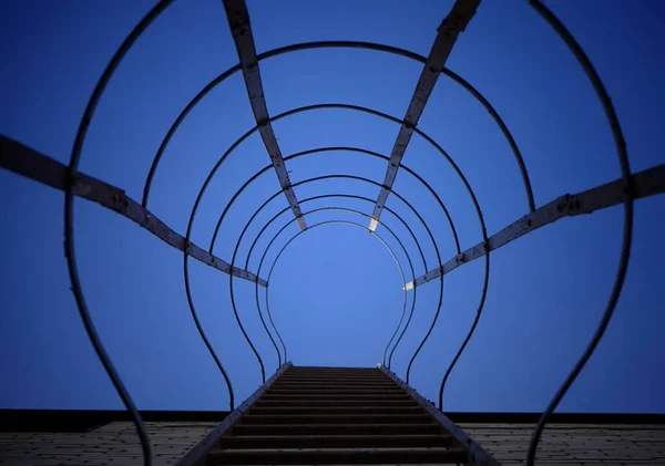 Vista Ângulo Baixo Escada Contra Céu — Fotografia de Stock