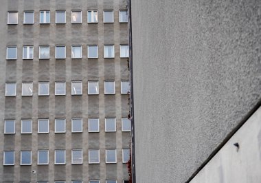 Gün boyunca gri duvarın tam kare görüntüsü 