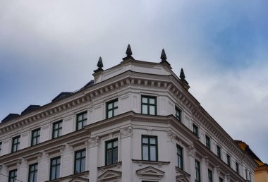 Gökyüzüne karşı apartman manzarası 