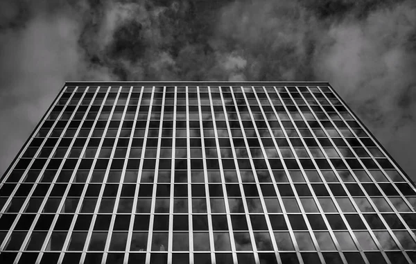 구름낀 하늘을 배경으로 현대식 건물의 — 스톡 사진