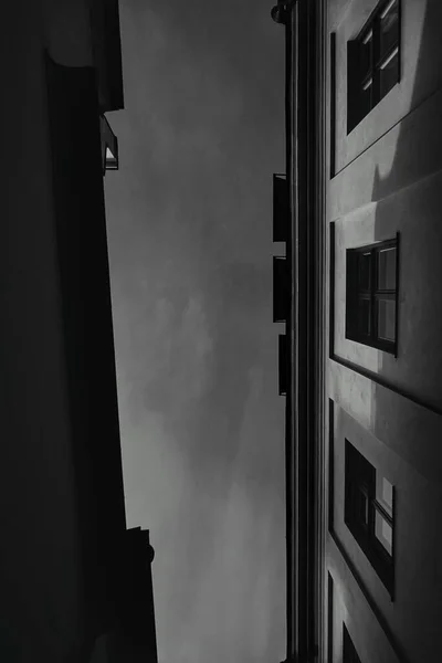 黑色和白色建筑物的低角度视图 — 图库照片