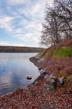 Sırasında sonbahar gökyüzü göl manzaralı görünüm