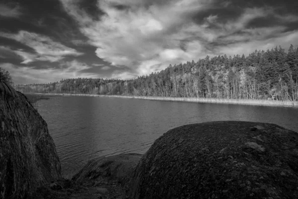 Naturskön Utsikt Över Sjön Mot Himlen Svart Och Vitt — Stockfoto