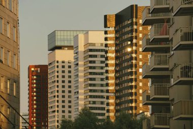 Günbatımında modern binaların alçak açılı görüntüsü 