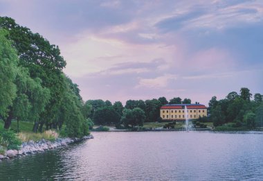 Akşamları gölde ünlü bir bina. 