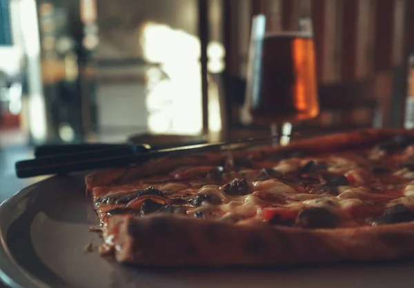 Primer Plano Una Pizza Restaurante — Foto de Stock
