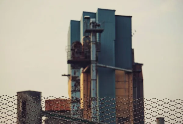 フェンスの後ろの工業ビルの低角度ビュー — ストック写真